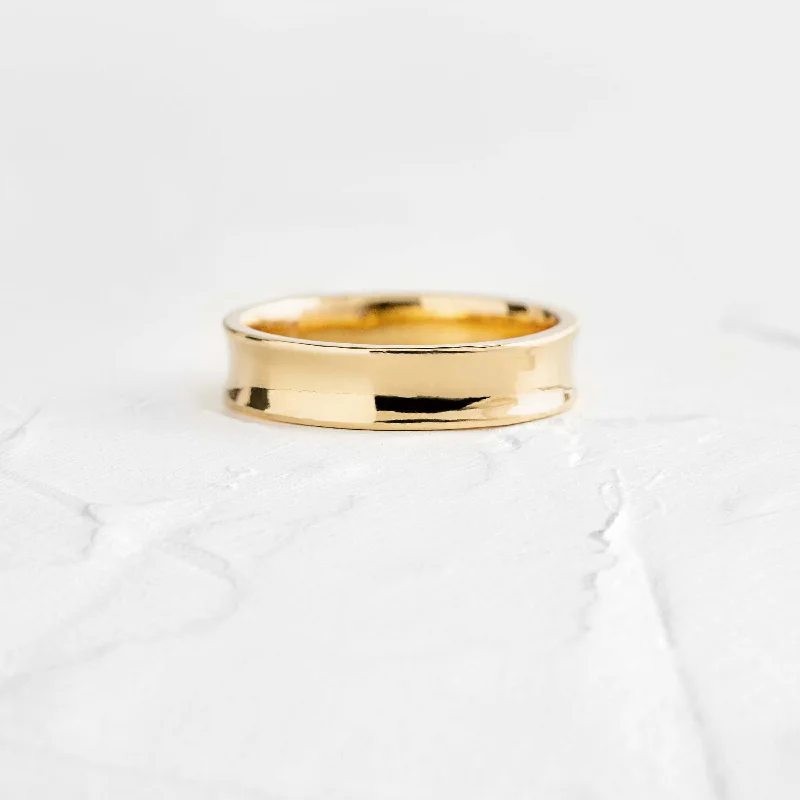 Gold Ring with Emerald-Concave Band